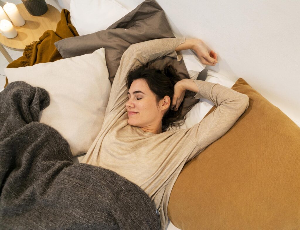 mulher branca deitada na cama dormindo no inverno com semblante feliz