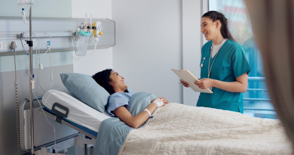 Paciente deitada em um colchão hospitalar, enfermeiro e documentos com discussão na clínica para recuperação, prontuários médicos e médicos.